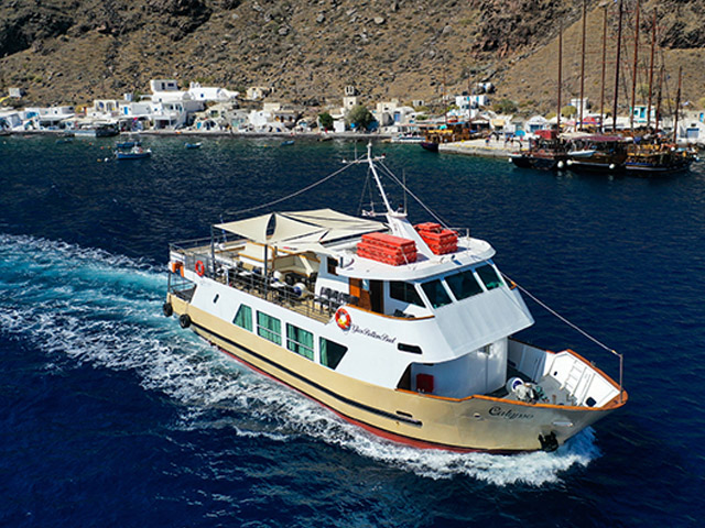 Tour of Caldera & Sunset in Oia with Glass Bottom Boat